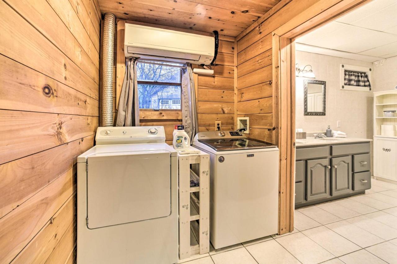 Spacious Cabin With Decks Near Saratoga Springs Middle Grove Bagian luar foto